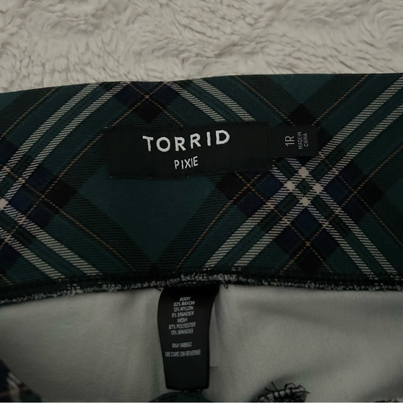 Torrid - Pixie Green & Black Plaid Slim Pants Leggings w/Pockets 1R (Flawed) - Picture 9 of 13